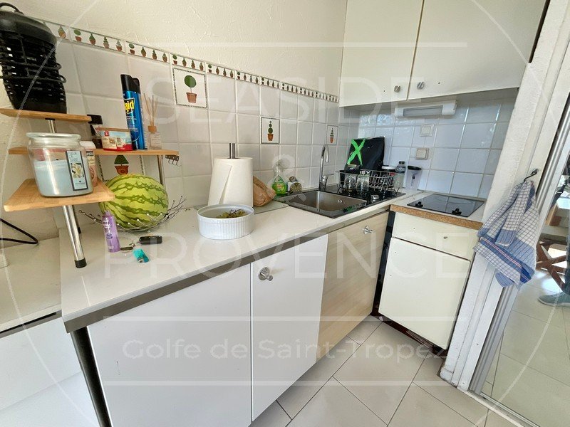 Cuisine équipée du studio à vendre à Sainte-Maxime, ouverte sur la pièce de vie.