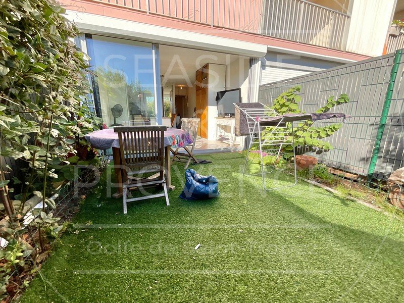 Jardin privatif du studio à vendre à Sainte-Maxime, orienté Est et entouré de végétation.