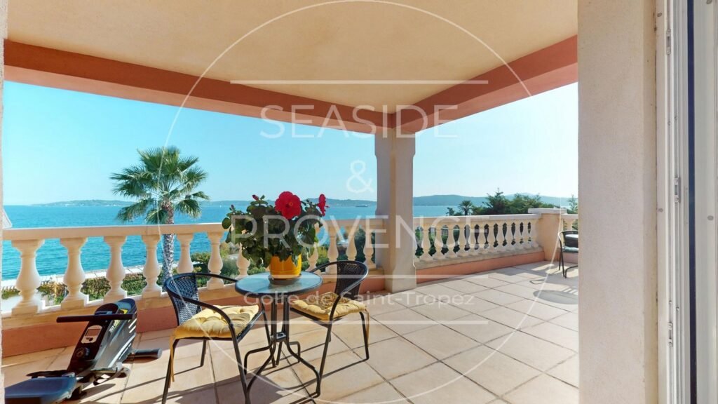 Terrasse de l’étage avec rameur et vue mer, accessible depuis deux chambres, face au Golfe de Saint-Tropez