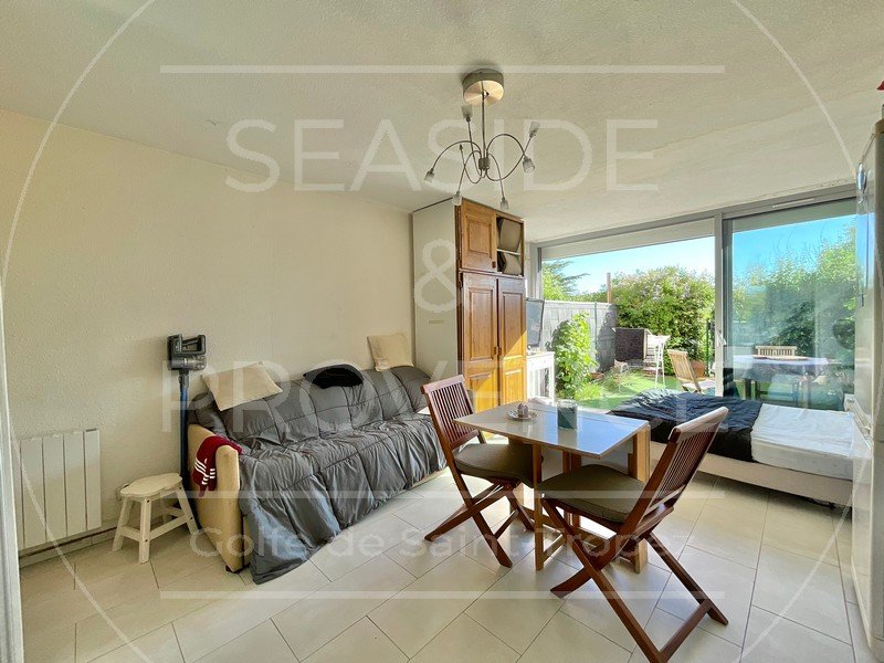 Studio en rez-de-jardin à vendre à Sainte-Maxime avec terrasse et espace extérieur privatif.