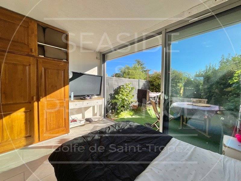 Terrasse-jardin privative du studio à Sainte-Maxime, orientée Est et entourée de verdure.