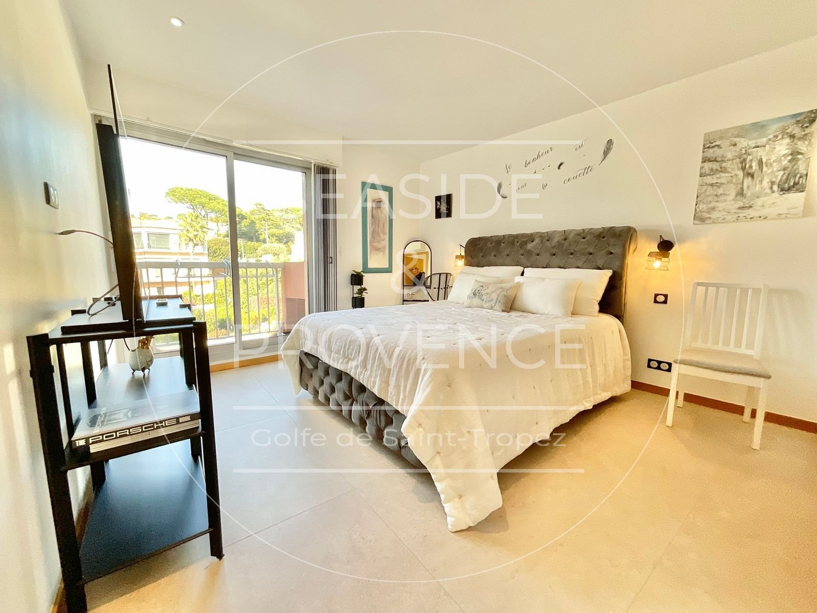 Chambre rénovée d’un appartement 2 pièces à Sainte-Maxime, avec mobilier moderne