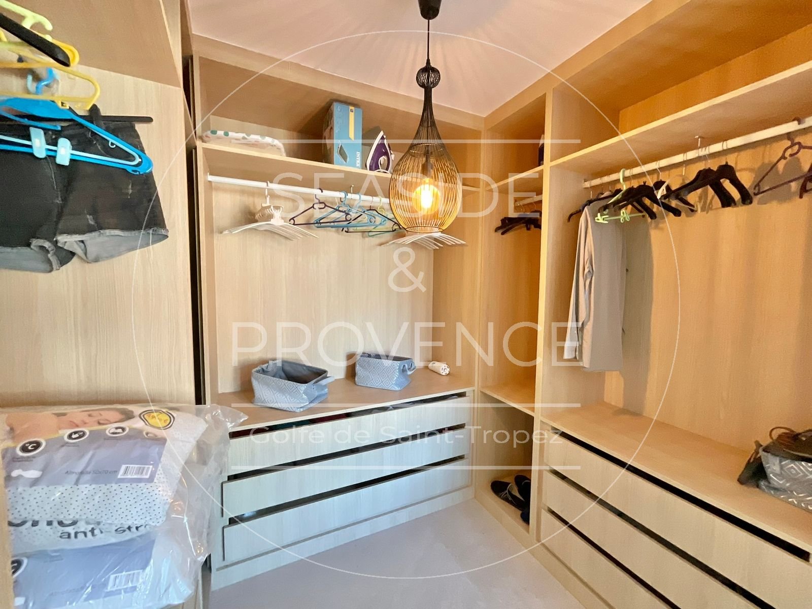 Dressing aménagé dans appartement 2 pièces rénové à Sainte-Maxime centre