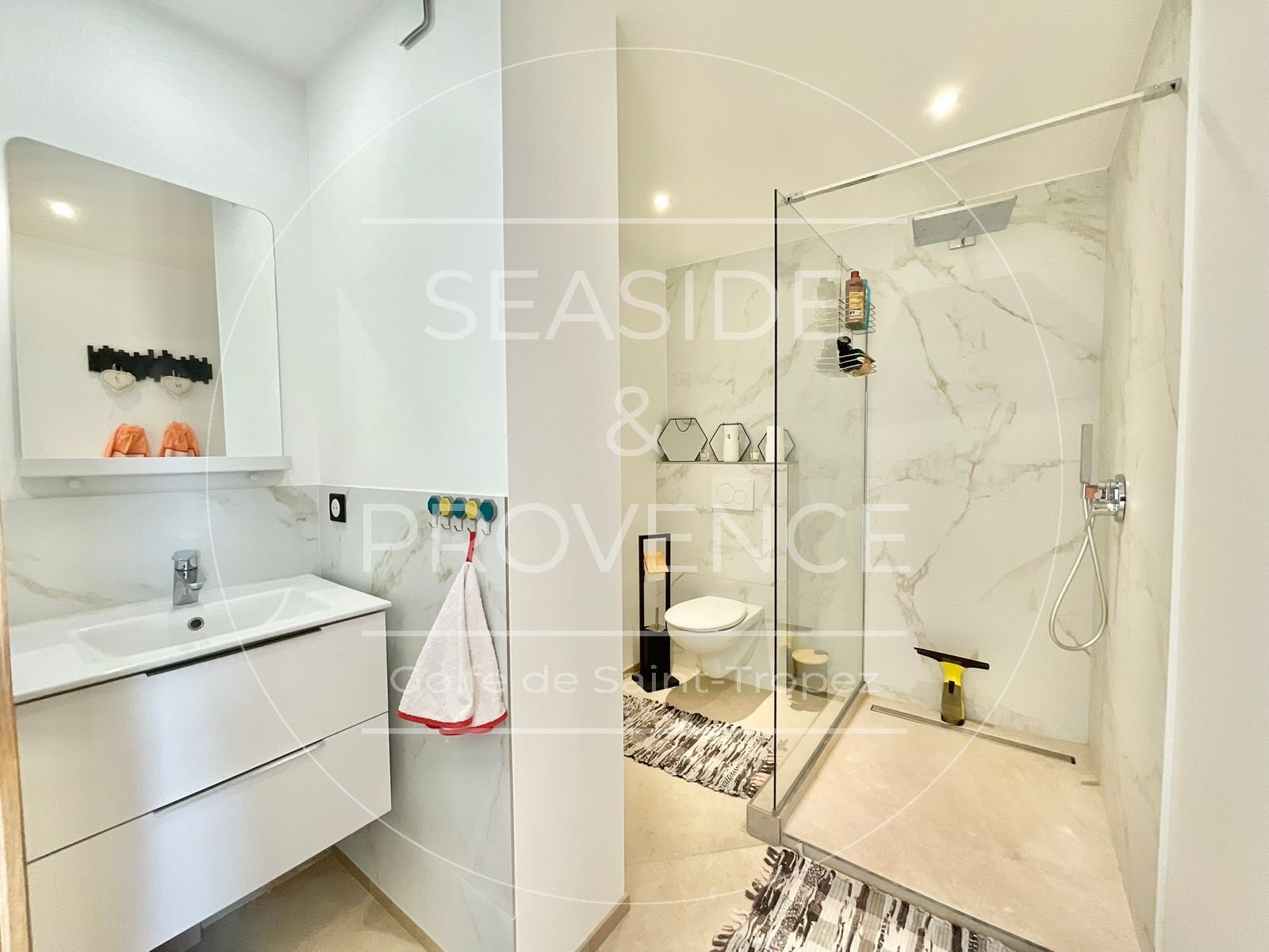 Salle de douche moderne avec carrelage contemporain dans appartement à Sainte-Maxime