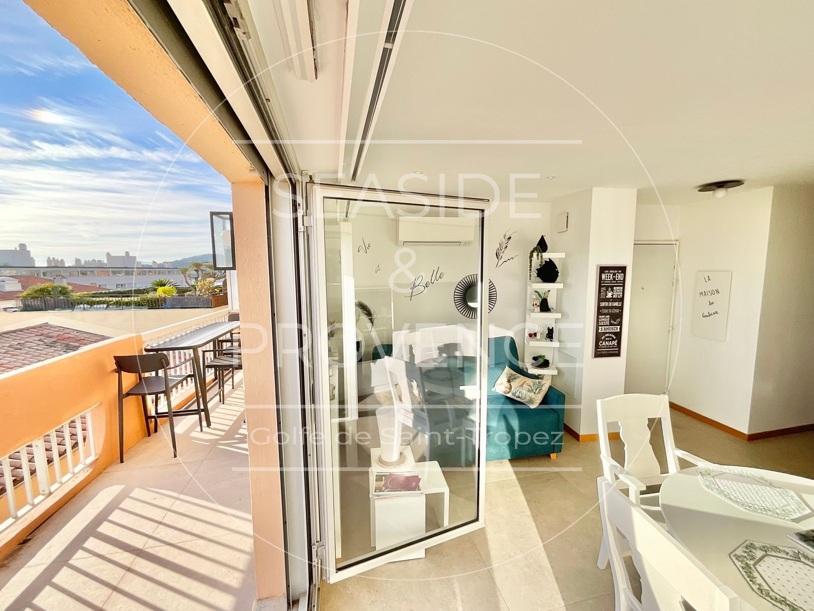 Salon donnant sur terrasse avec accès extérieur dans appartement 2 pièces à Sainte-Maxime