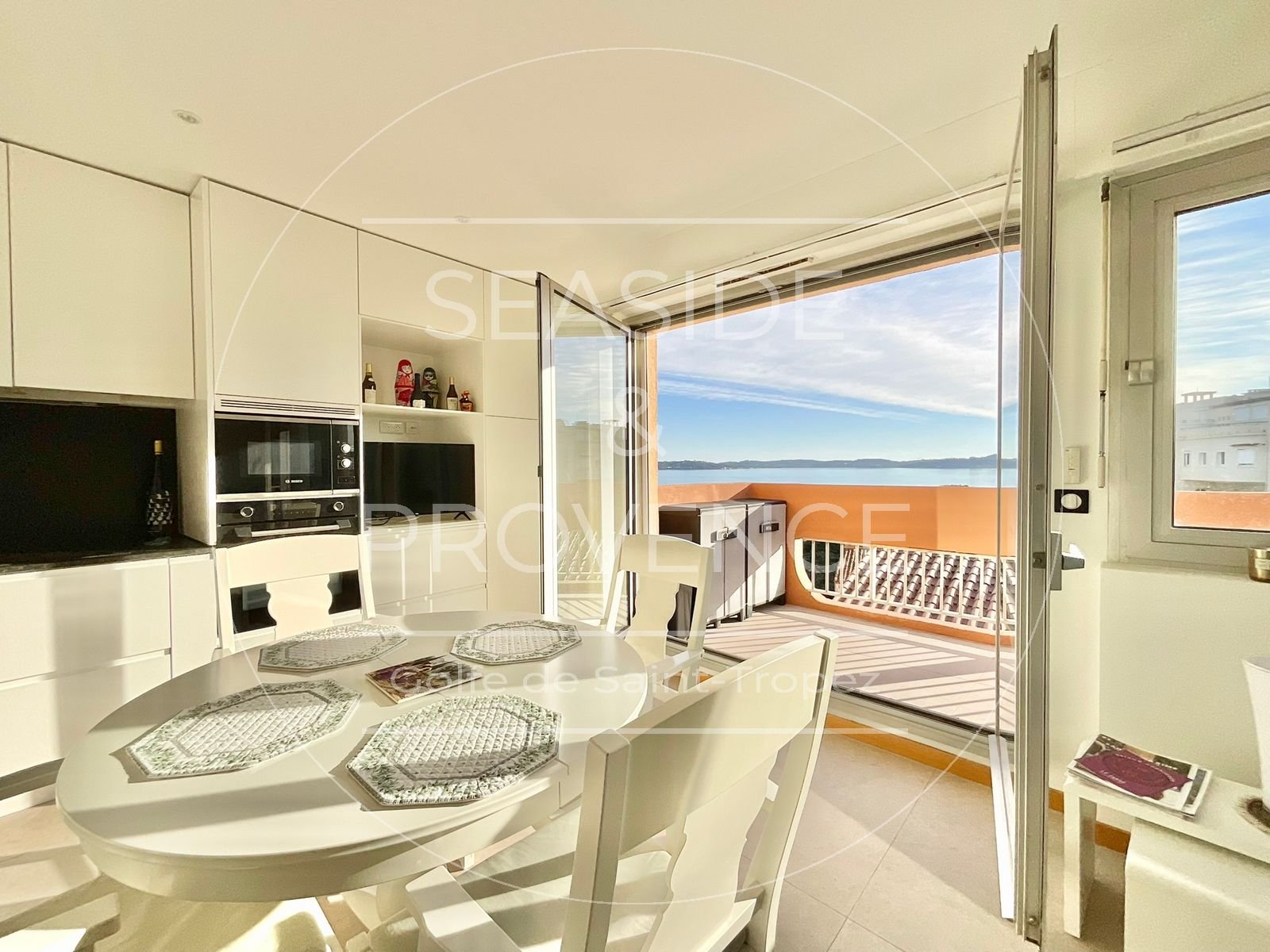 Vue mer dégagée depuis le salon d’un appartement rénové à Sainte-Maxime