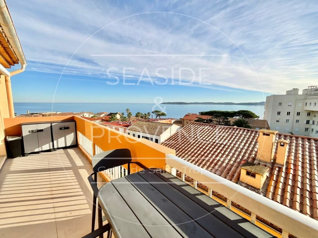 Terrasse avec vue mer panoramique dans appartement 2 pièces à Sainte-Maxime
