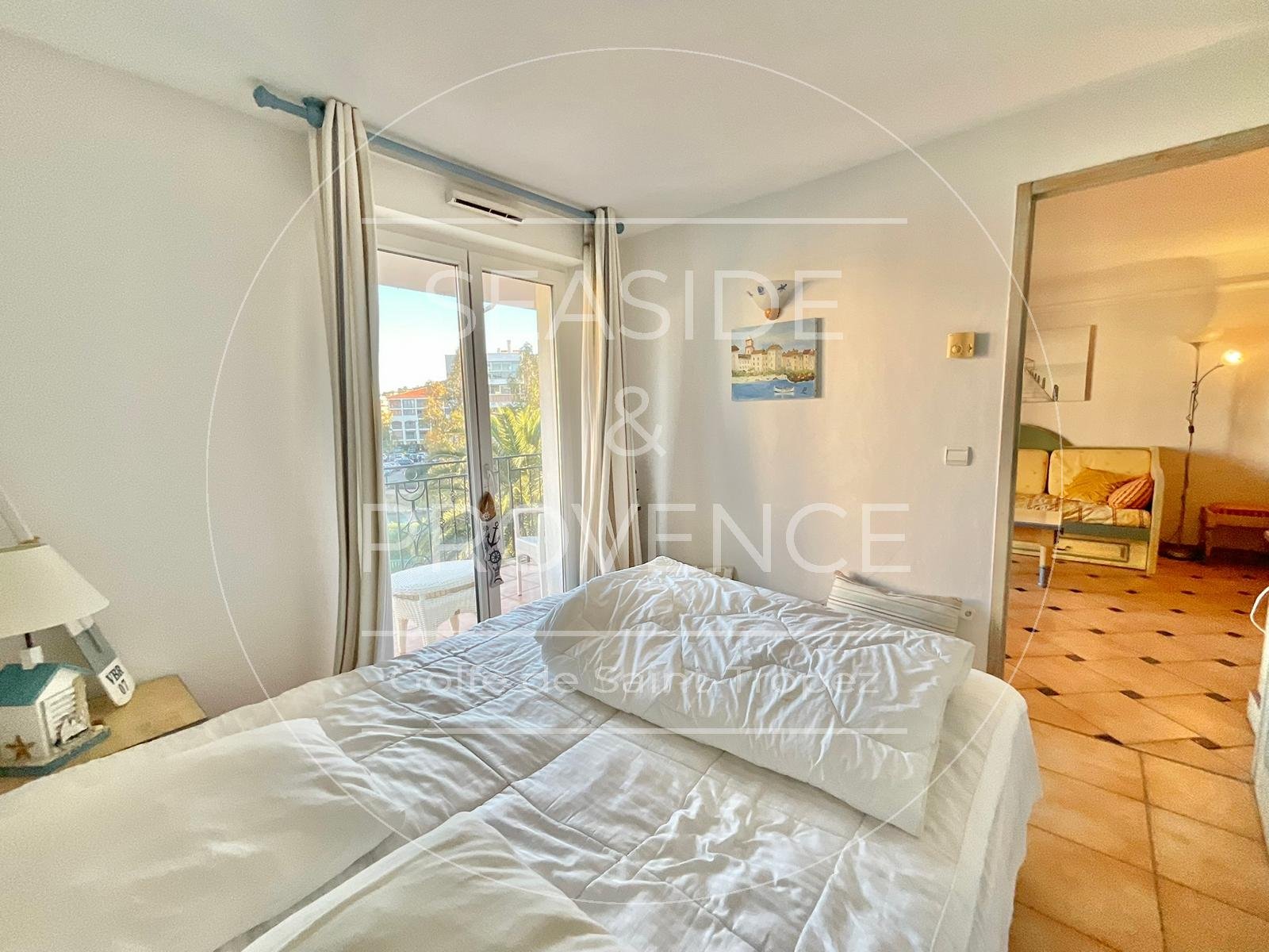 Chambre principale avec placard, vue sur la piscine, dans appartement T3 à Sainte-Maxime Port Marine