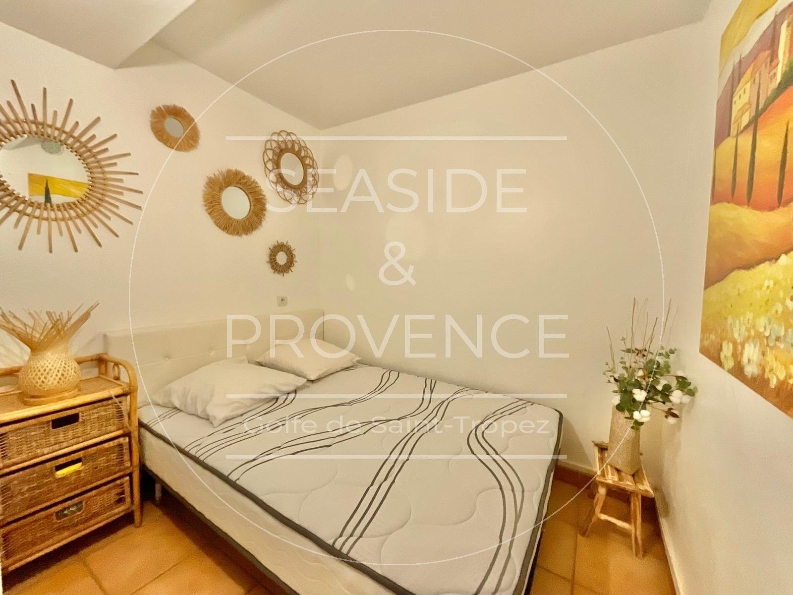 Coin nuit aménagé avec lit double, sans fenêtre, dans appartement T3 à vendre à Sainte-Maxime Port Marine