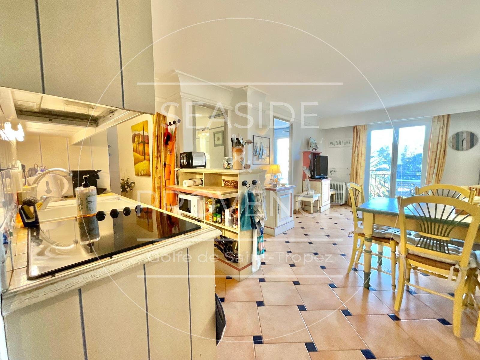 Séjour lumineux avec cuisine ouverte équipée dans appartement T3 à vendre à Sainte-Maxime Port Marine