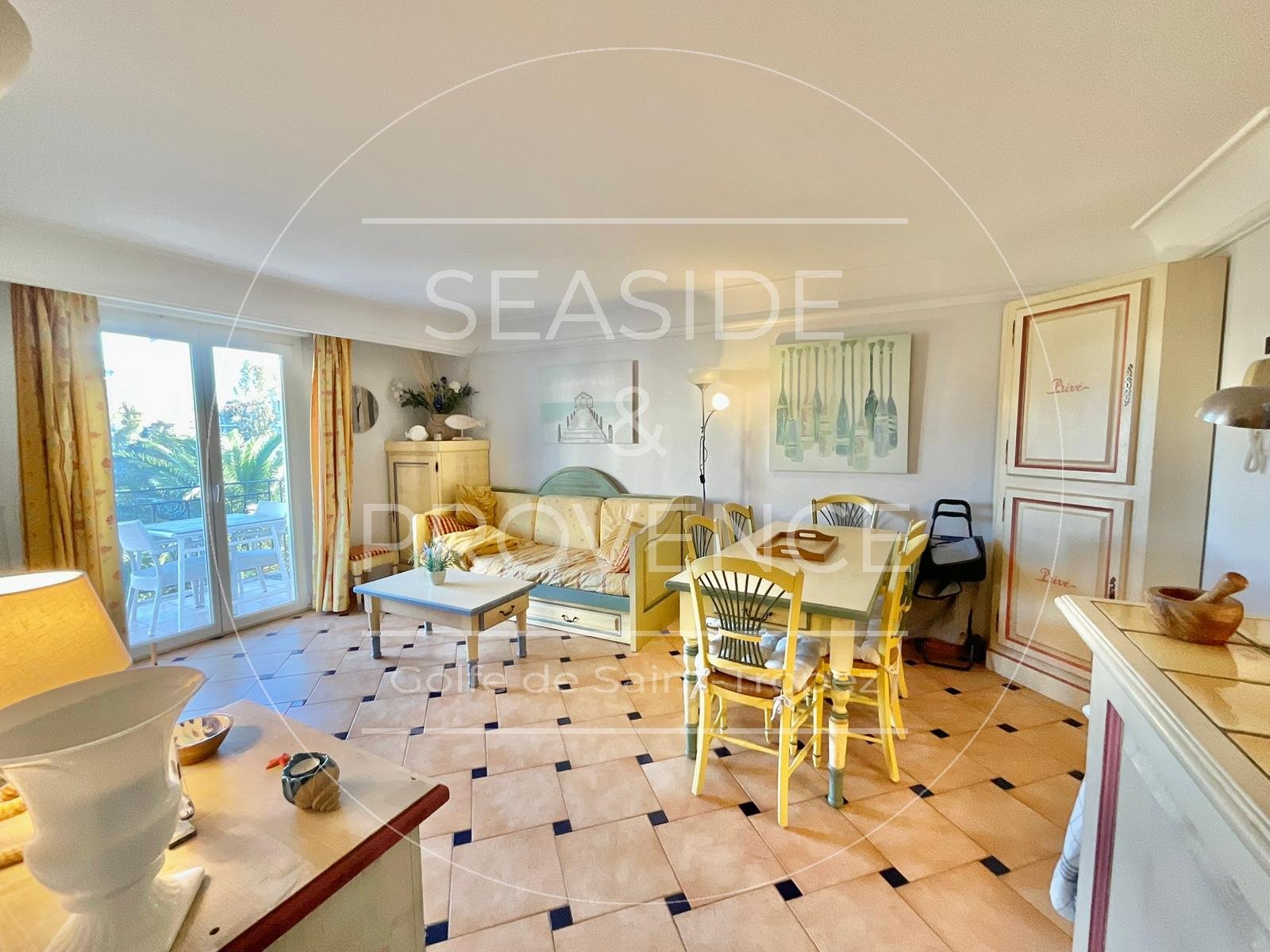 Salon lumineux avec mobilier d’origine dans appartement T3 à vendre à Sainte-Maxime, proche plage et centre