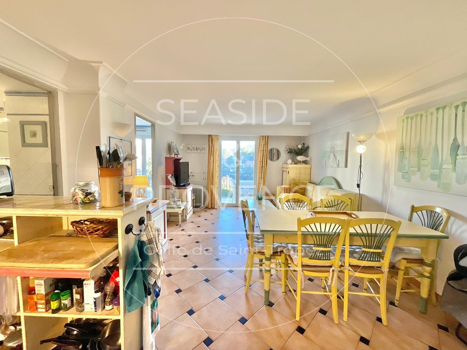 Autre vue du salon avec canapé et table, dans appartement T3 meublé à vendre à Sainte-Maxime Port Marine