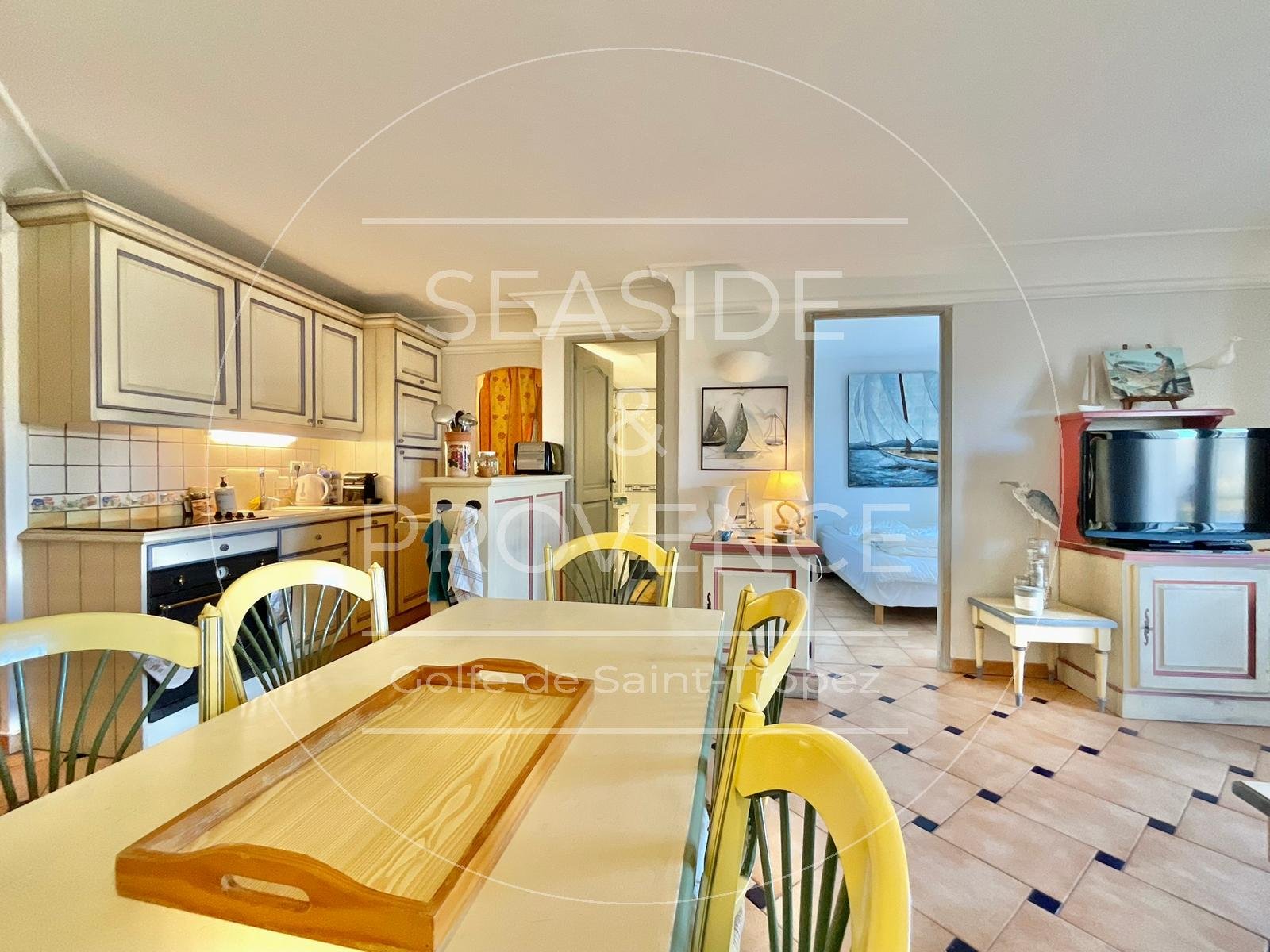 Salon lumineux avec cuisine ouverte dans appartement T3 à vendre à Sainte-Maxime, résidence avec piscine