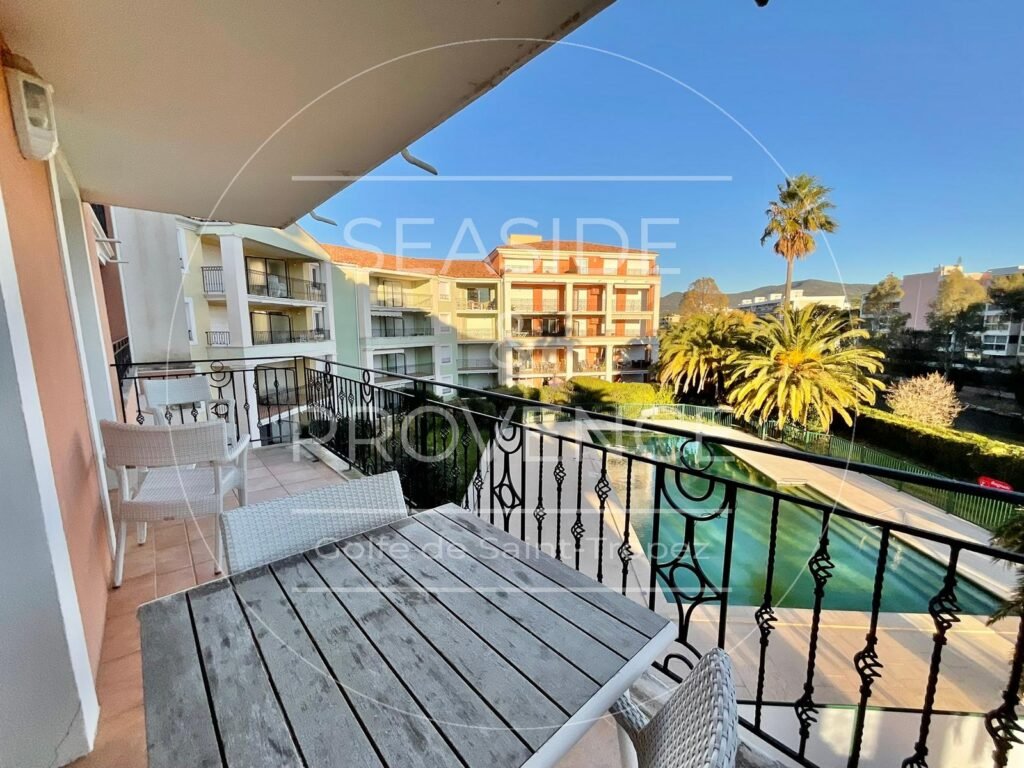 Terrasse de 8 m² avec vue sur piscine et Préconil dans appartement T3 à vendre à Sainte-Maxime Port Marine