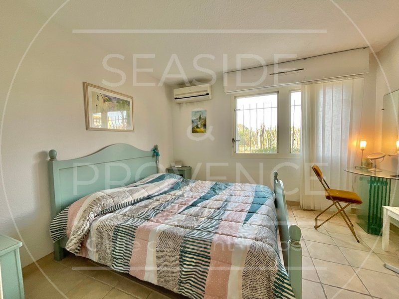 Deuxième chambre avec lit double dans appartement T3 à vendre résidence Le Silène, quartier Bouteillers à Sainte-Maxime.