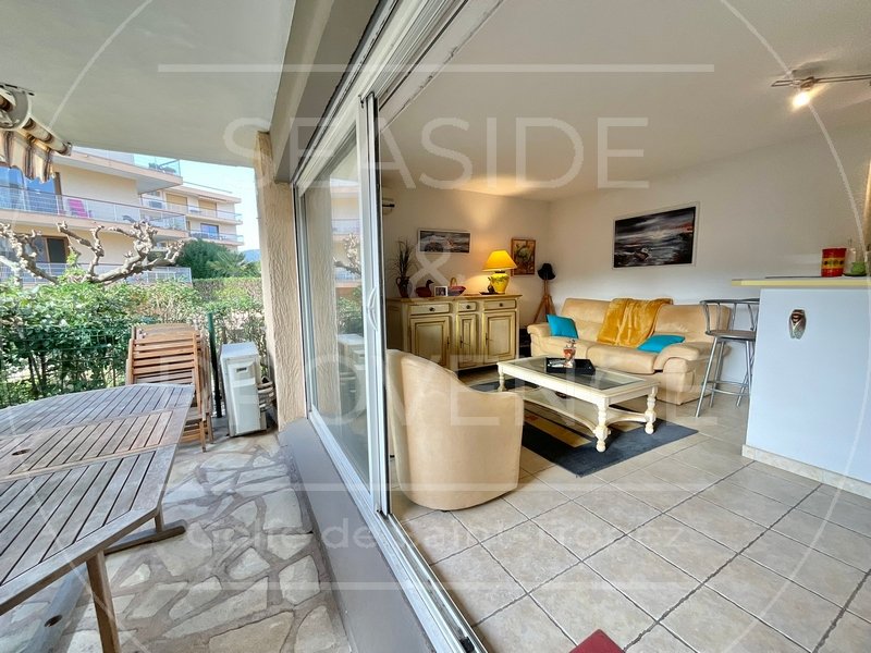 Terrasse avec accès direct au salon par baie vitrée, appartement T3 à vendre résidence Le Silène à Sainte-Maxime.