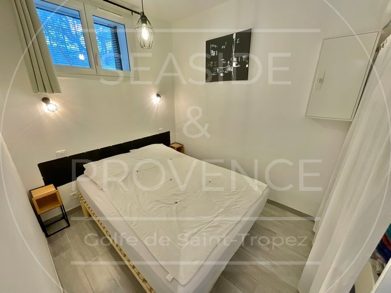 Chambre appartement T2 rénové Les Issambres résidence calme