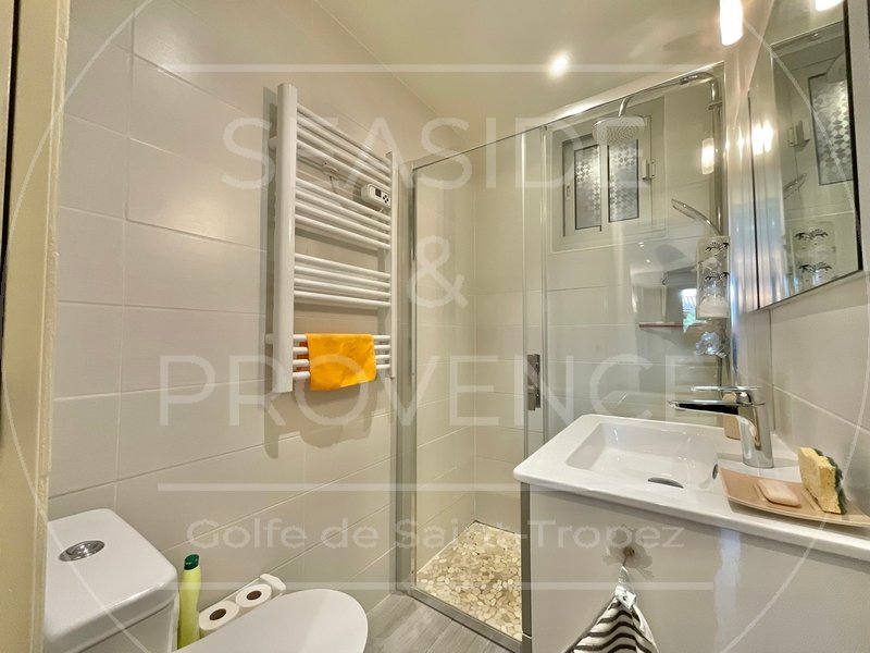 Salle de douche appartement T2 rénové Les Issambres