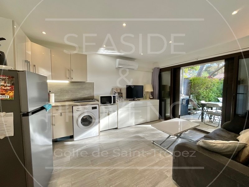 Salon ouvert sur terrasse T2 Les Issambres proche plage