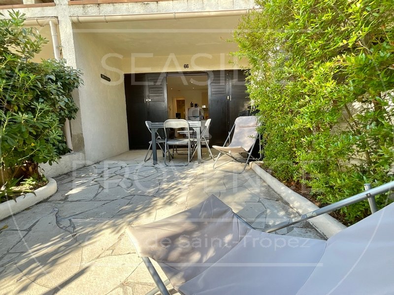 Terrasse rez-de-jardin appartement T2 résidence Acapulco Les Issambres