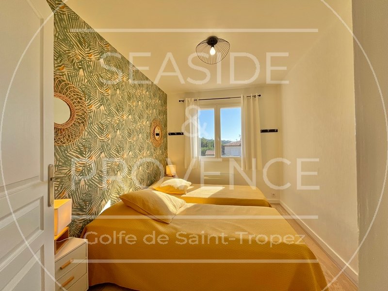 Chambre lumineuse avec deux lits simples dans une villa à Sainte-Maxime