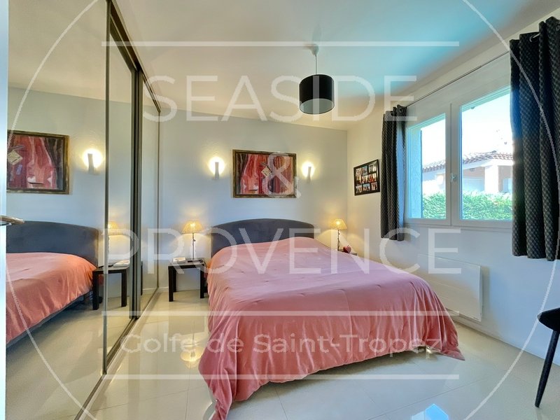 Chambre double lumineuse avec placard miroir dans une villa à Sainte-Maxime