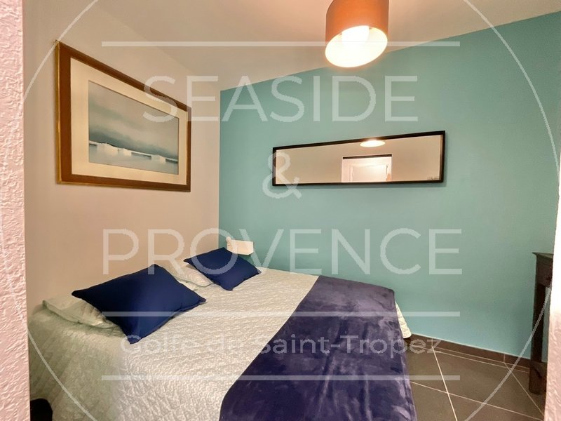 coin nuit aux tons bleu turquoise dans une villa à Sainte-Maxime