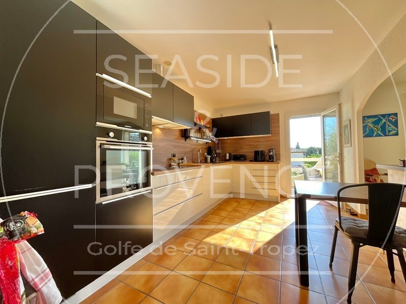 Cuisine équipée moderne et lumineuse dans une villa à vendre à Sainte-Maxime