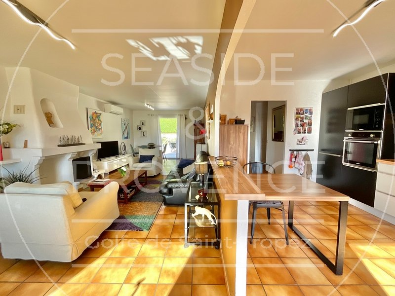Grand séjour lumineux avec cuisine ouverte dans une villa à Sainte-Maxime