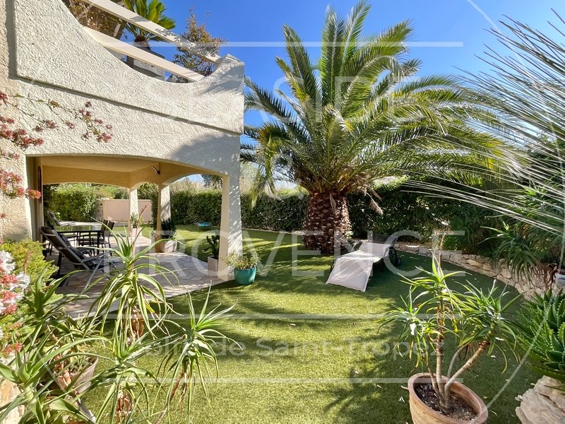Jardin méditerranéen paysager avec palmier et terrasse couverte
