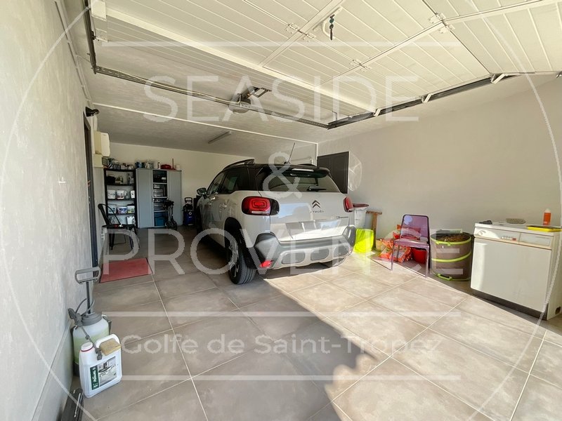 Grand garage carrelé attenant à une villa à vendre à Sainte-Maxime