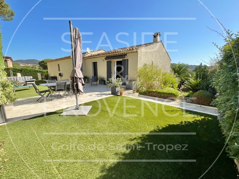 Terrasse ensoleillée et jardin paysager devant une villa à Sainte-Maxime