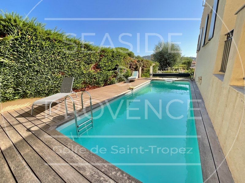 Piscine privée avec terrasse en bois dans une villa à Sainte-Maxime