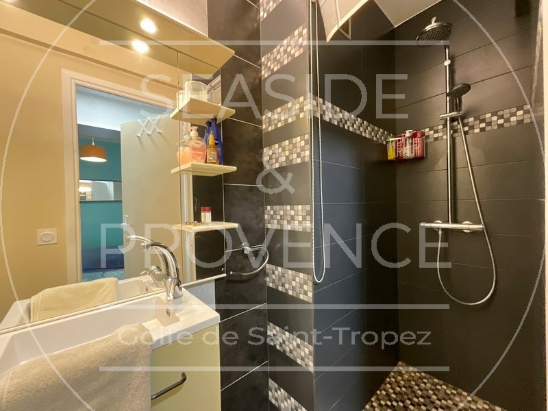 Salle d’eau moderne avec grande douche à l’italienne aux tons noirs