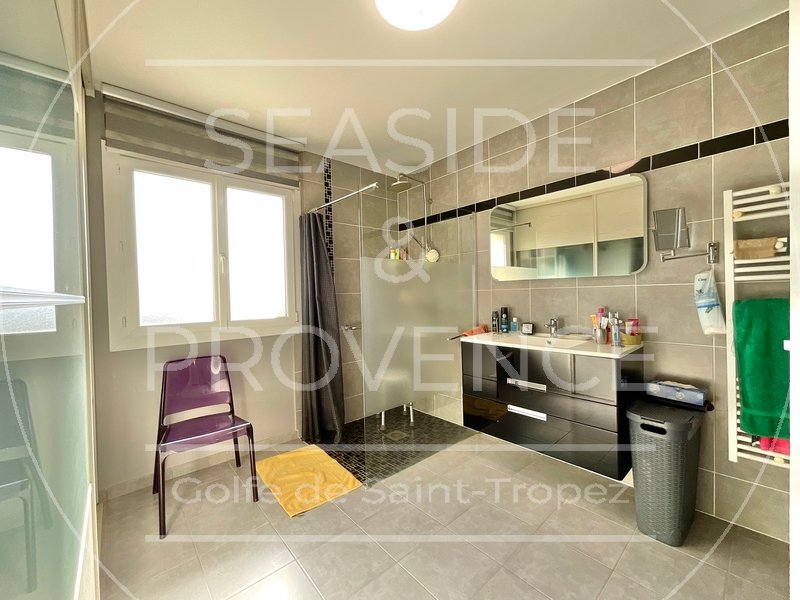Salle d’eau lumineuse avec douche à l’italienne et meuble double rangement