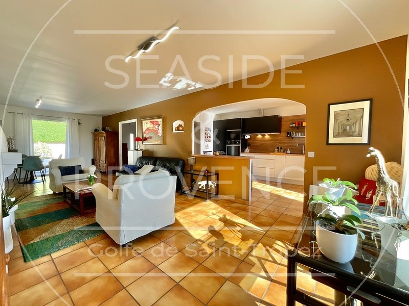 Séjour lumineux avec salon et cuisine ouverte dans une villa à Sainte-Maxime