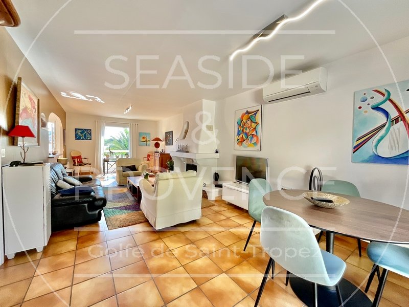 Salon salle à manger spacieux et lumineux dans une villa à Sainte-Maxime